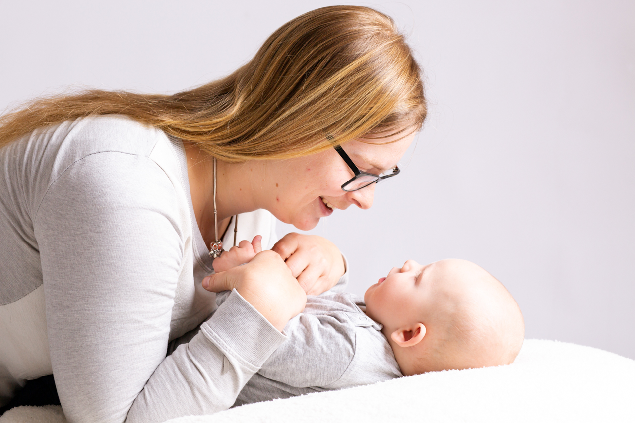 003-mommy&me portretfoto van vrouw in fotostudio