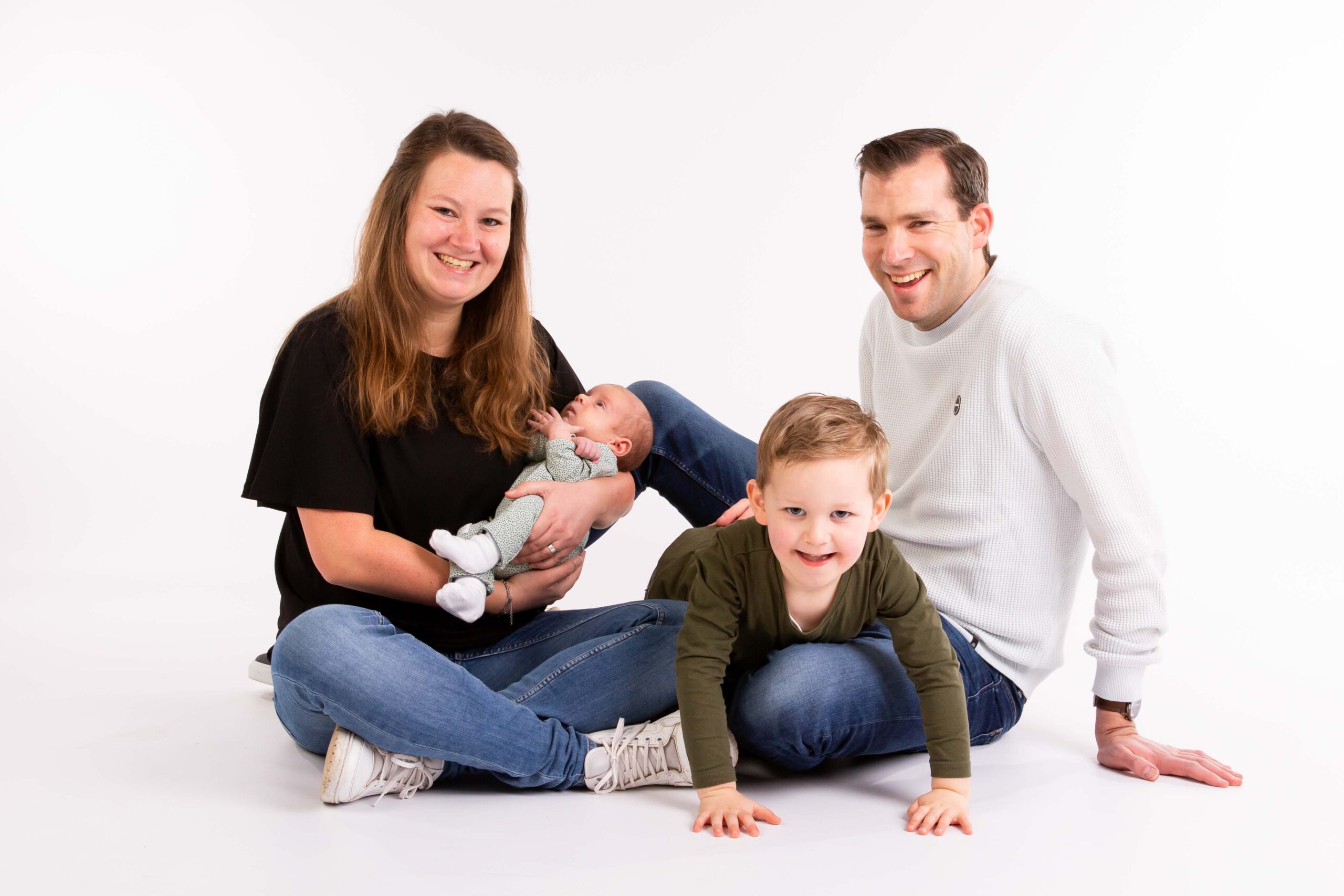 003-newbornshoot-studio-maassluis foto van baby en ouders thuis