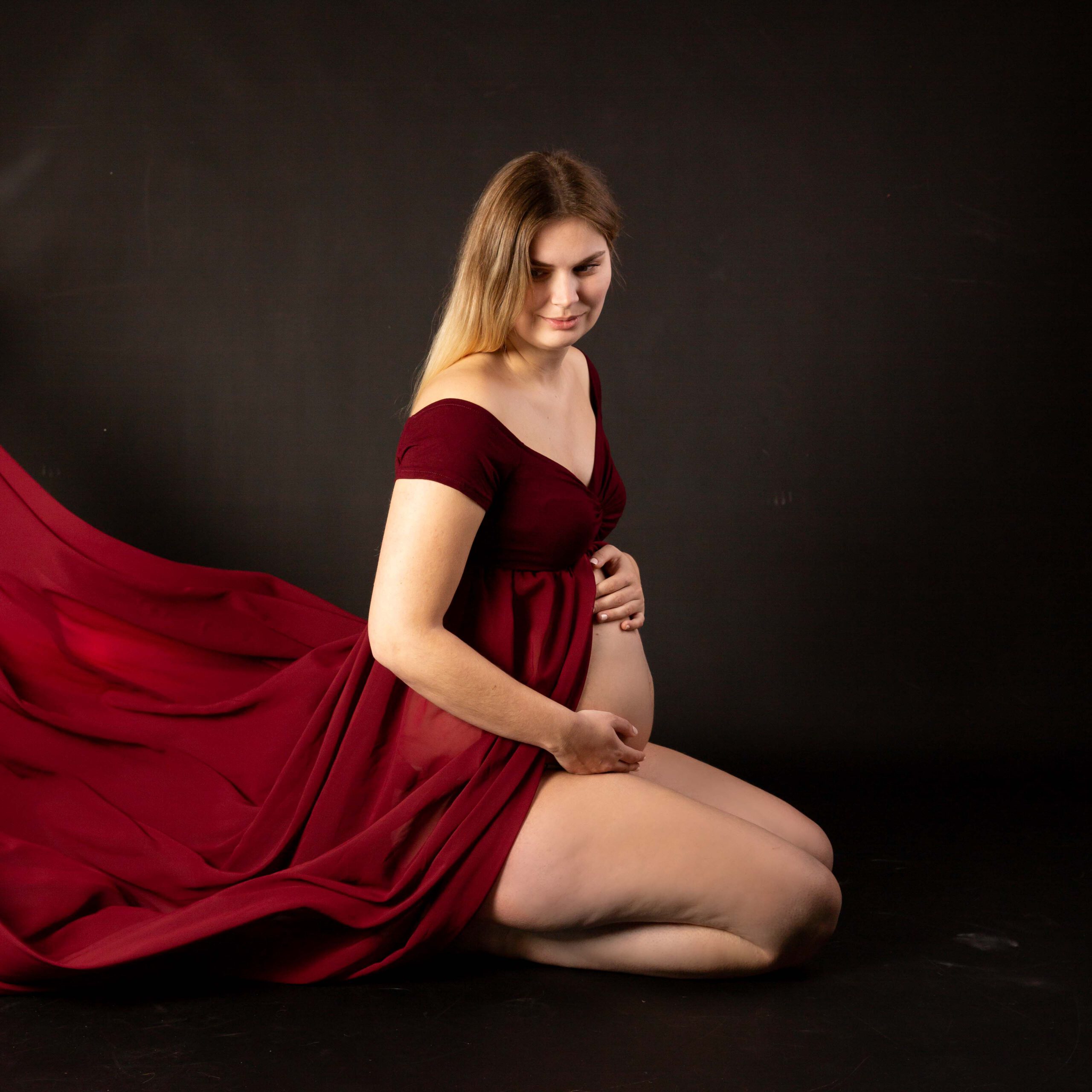 003-zwangerschapfotoshoot-jurken foto van zwangere vrouw in fotostudio