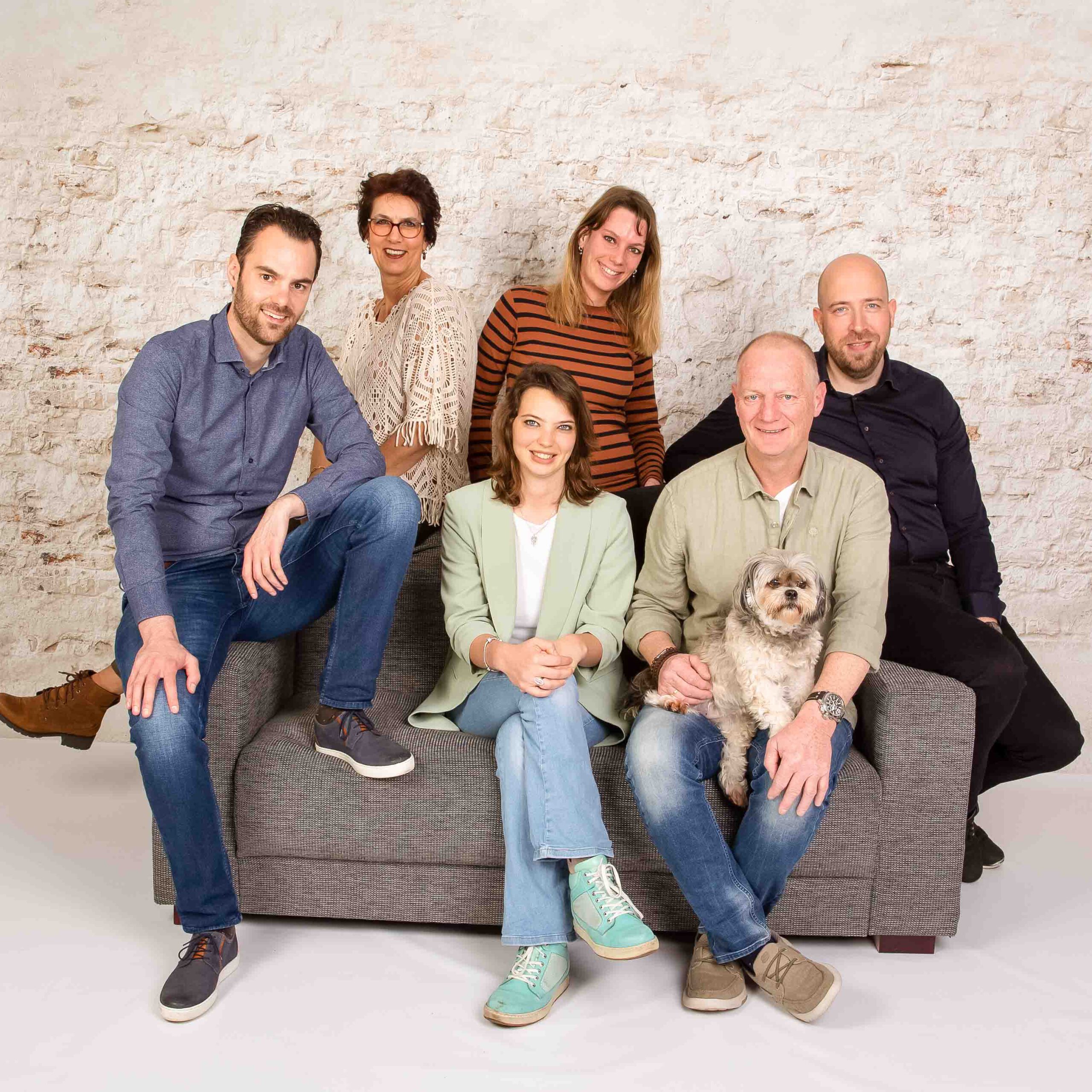004-fotostudio-familiefotoshoot-zuidholland familiefoto op bank in fotostudio