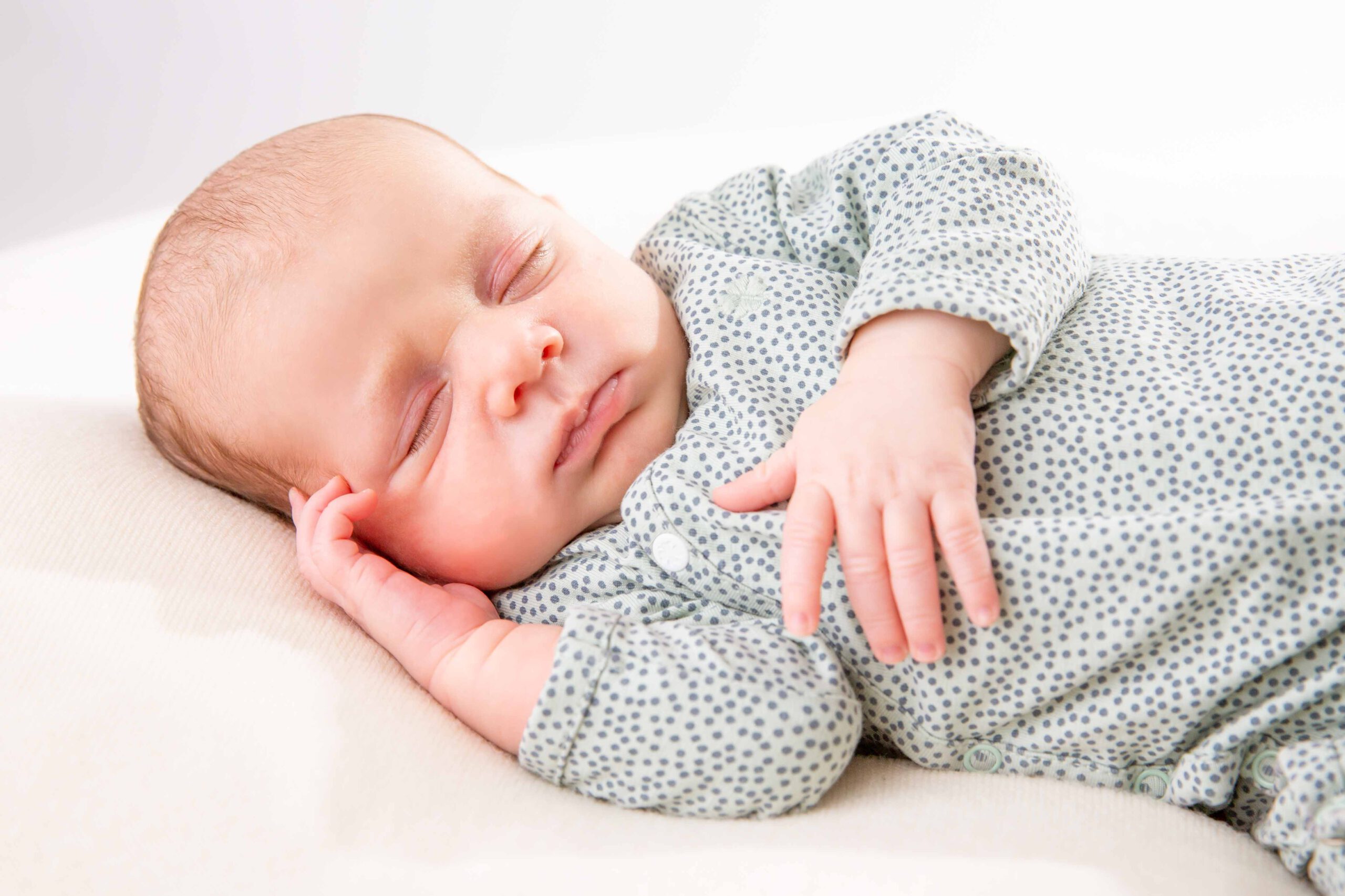 011-newbornshoot-studio-maassluis foto van baby in fotostudio
