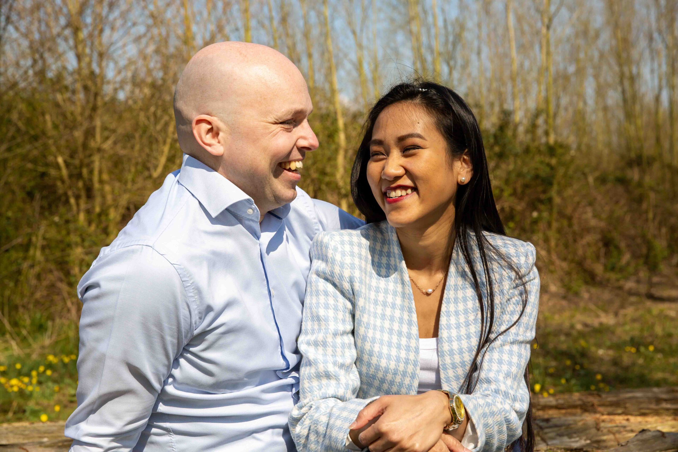 012-familiefotoshoot-klauterwoud-vlaardingen portretfoto van stel in klauterwoud