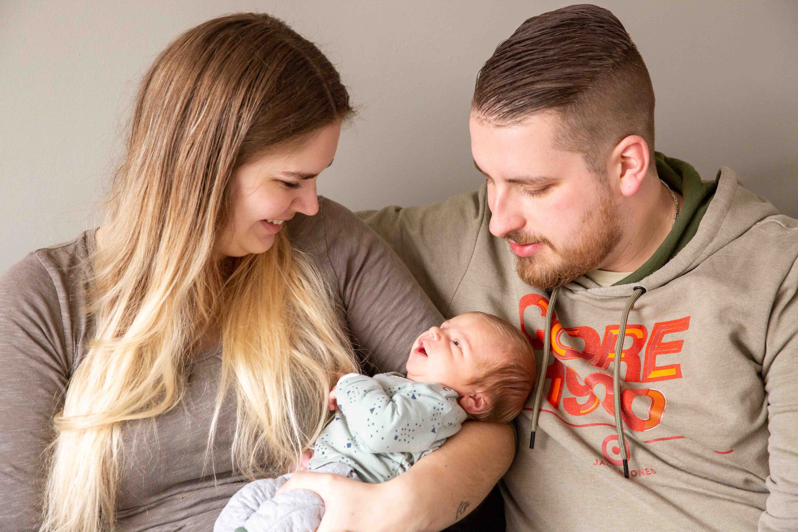 012-newbornfotoshoot-thuis-lifestyle foto van baby en ouders thuis