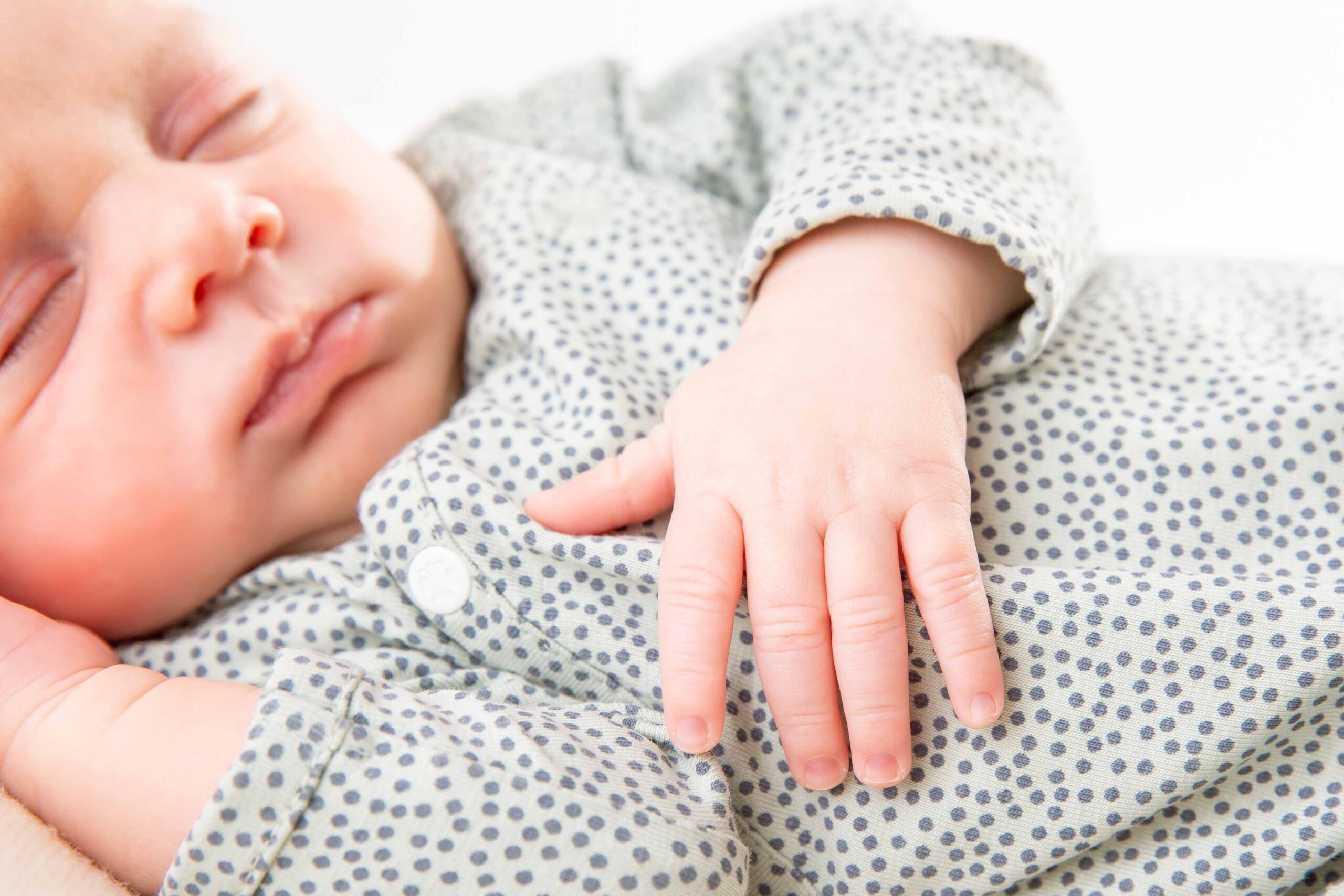 012-newbornshoot-studio-maassluis foto van hand van baby