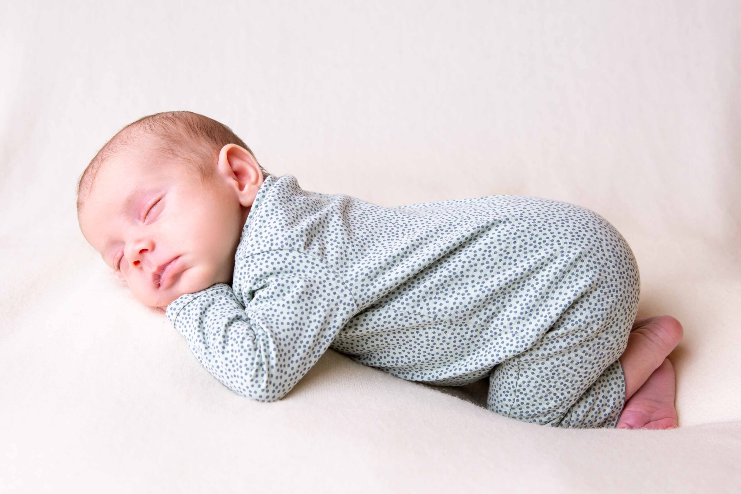 014-newbornshoot-studio-maassluis foto van pasgeborene in fotostudio
