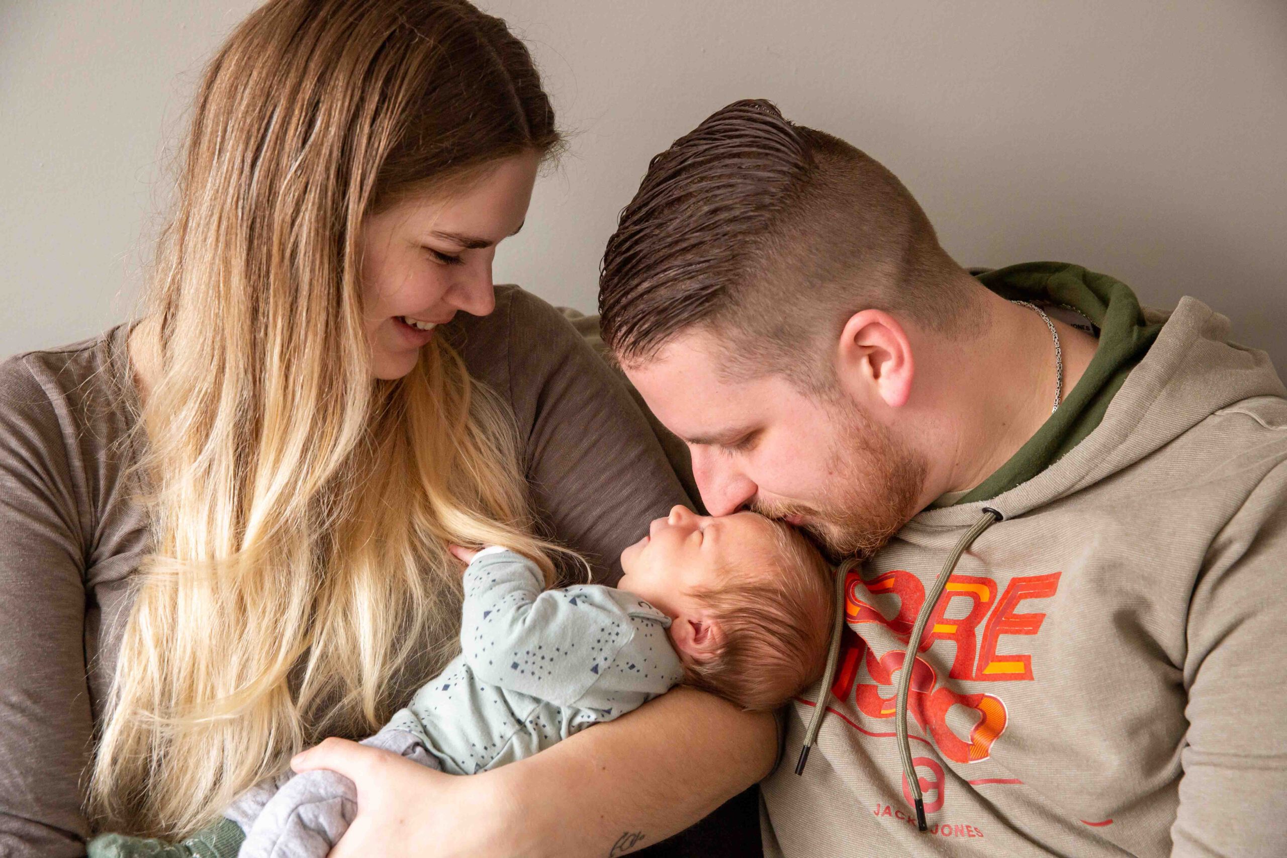 016-newbornfotoshoot-thuis-lifestyle foto van stel in fotostudio