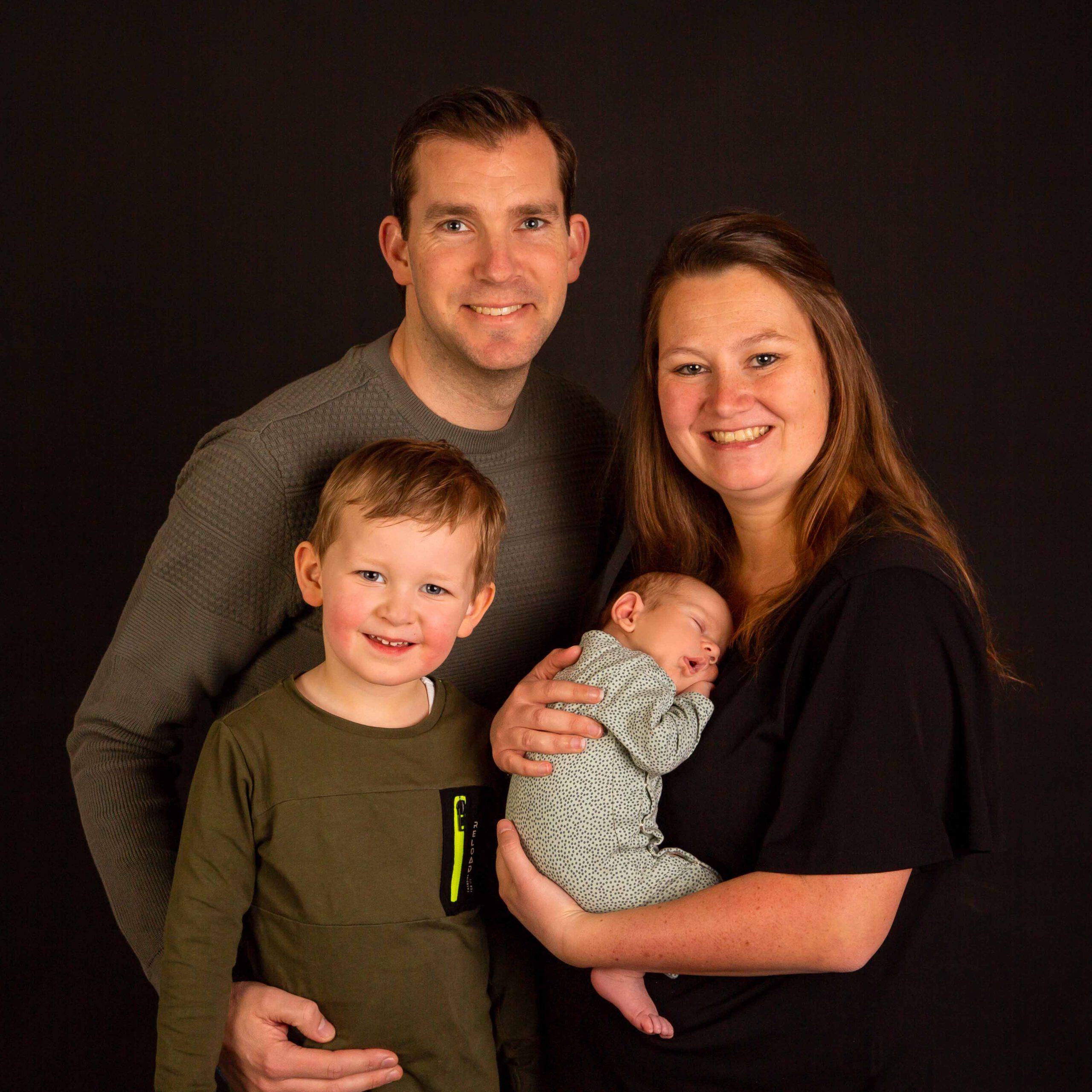 019-newbornshoot-studio-maassluis portret foto van stel in fotostudio