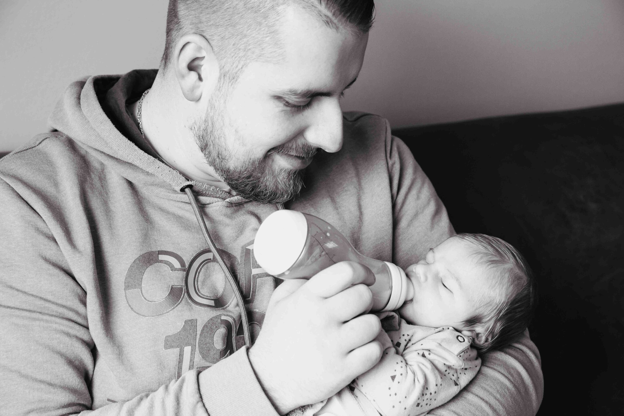021-newbornfotoshoot-thuis-lifestyle portretfoto van stel in fotostudio