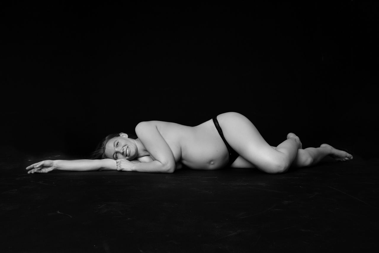 023-zwangerschapshoot-studio-jurken zwangerschapshoot in fotostudio maassluis