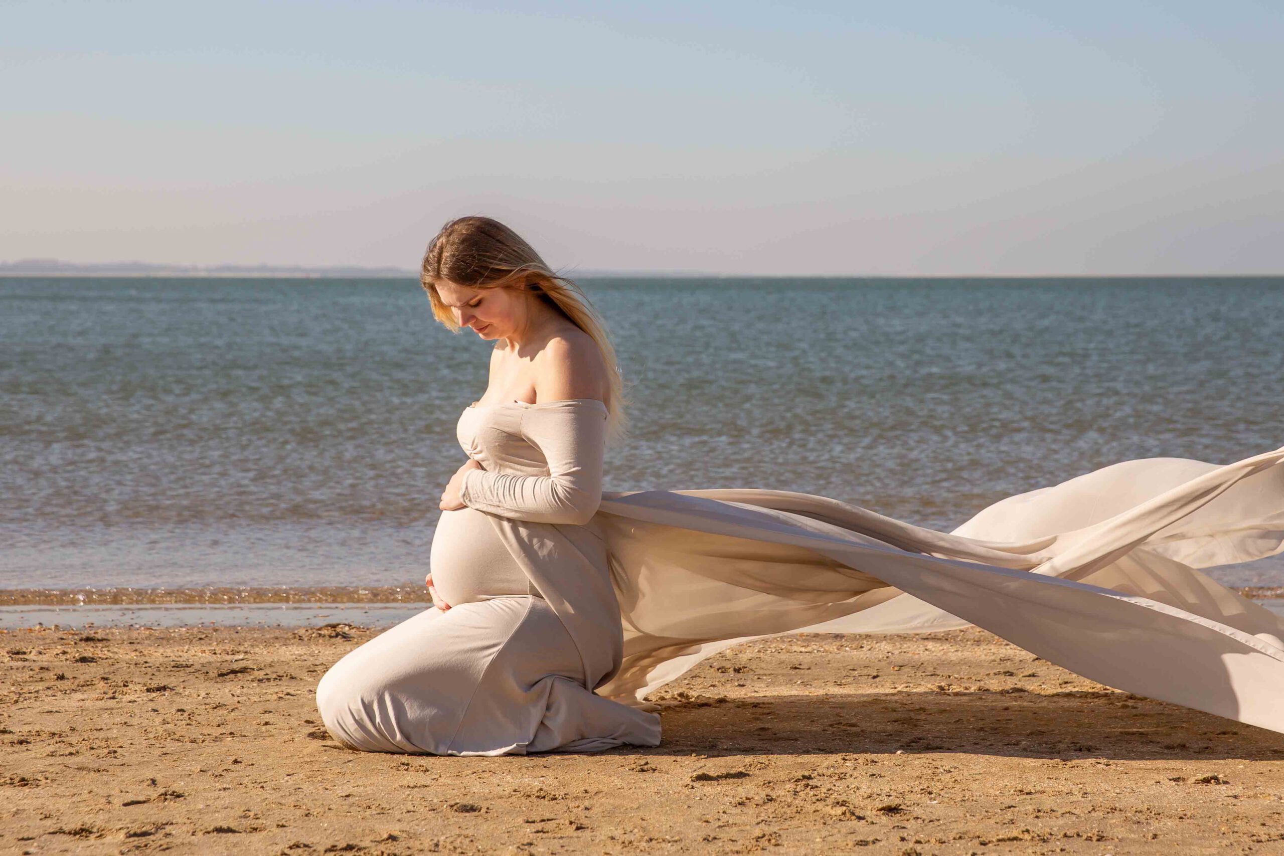 030-zwangerschapshoot-strand zwangerschapshoot in fotostudio maassluis