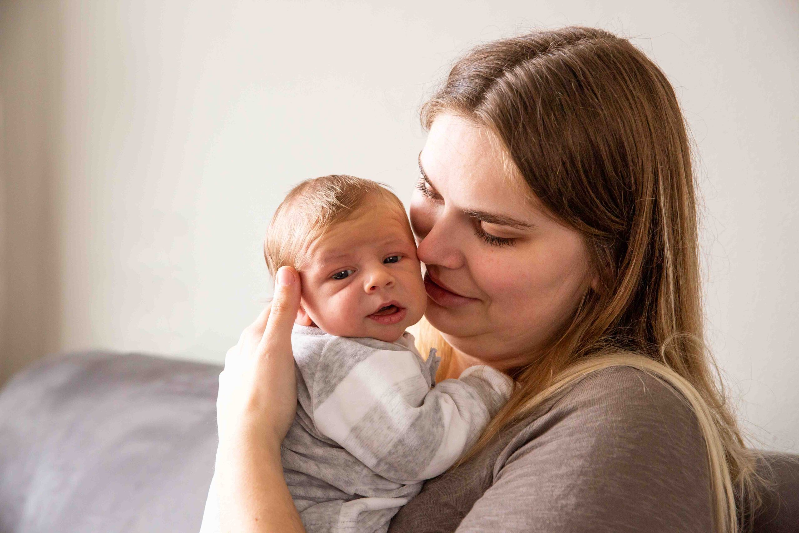 041-newbornfotoshoot-thuis-lifestyle newborn foto met mamma