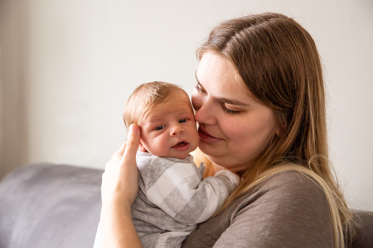 041-newbornshoot-lifestyle-fotograaf cakesmash - badsessie