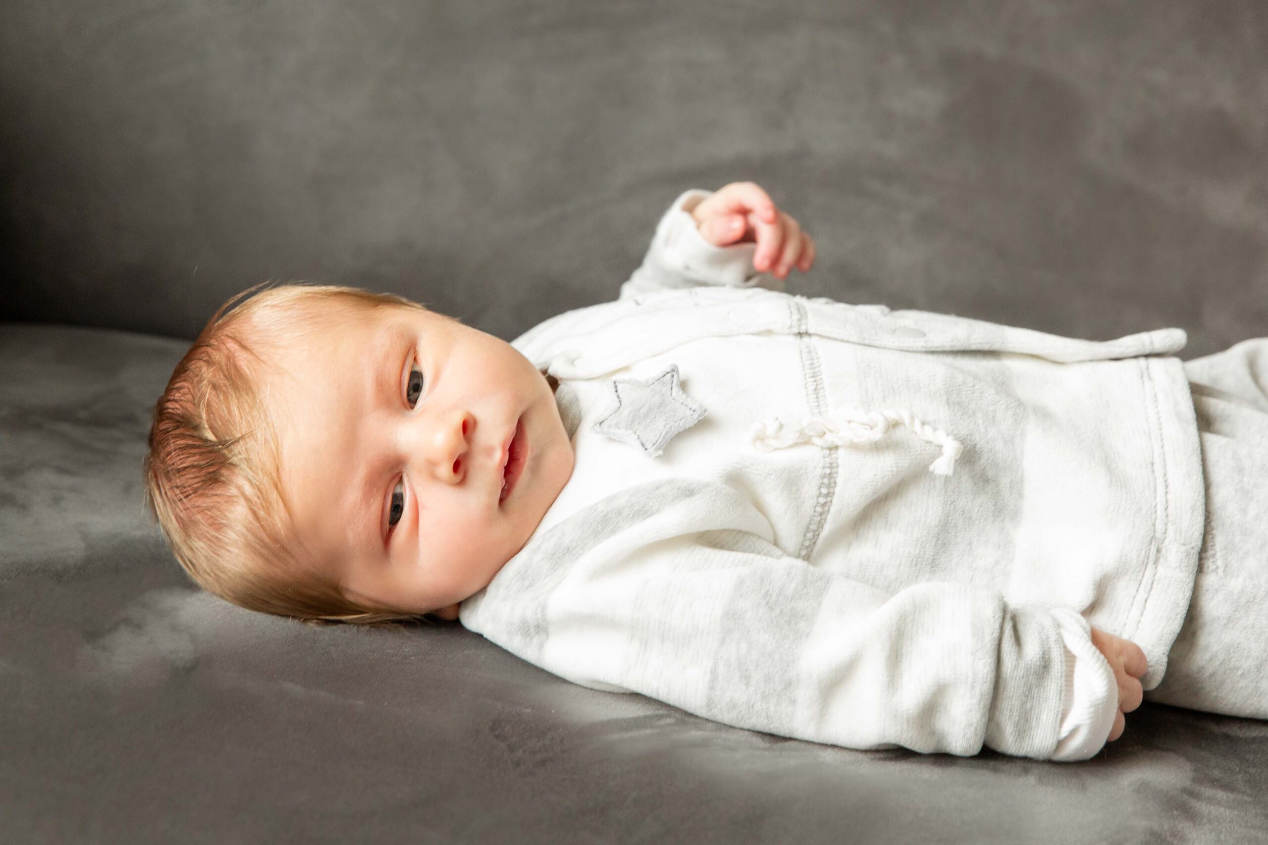 043-newbornfotoshoot-thuis-lifestyle newborn baby