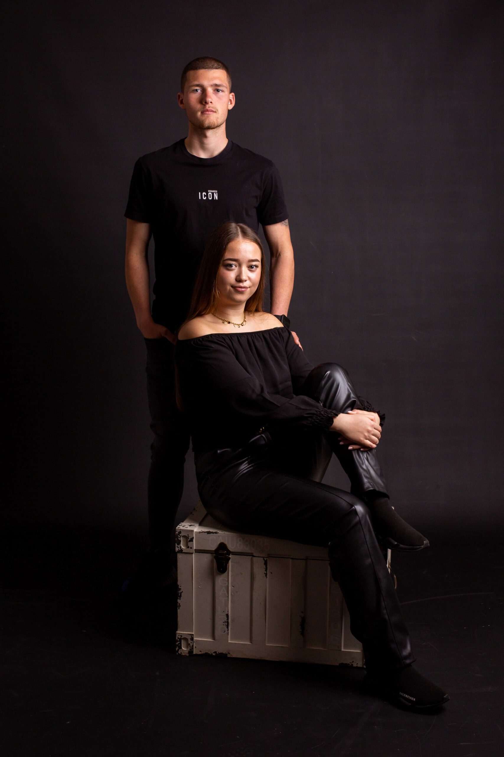 043-portretfotoshoot-fotostudio portretfoto zwarte achtergrond in studio