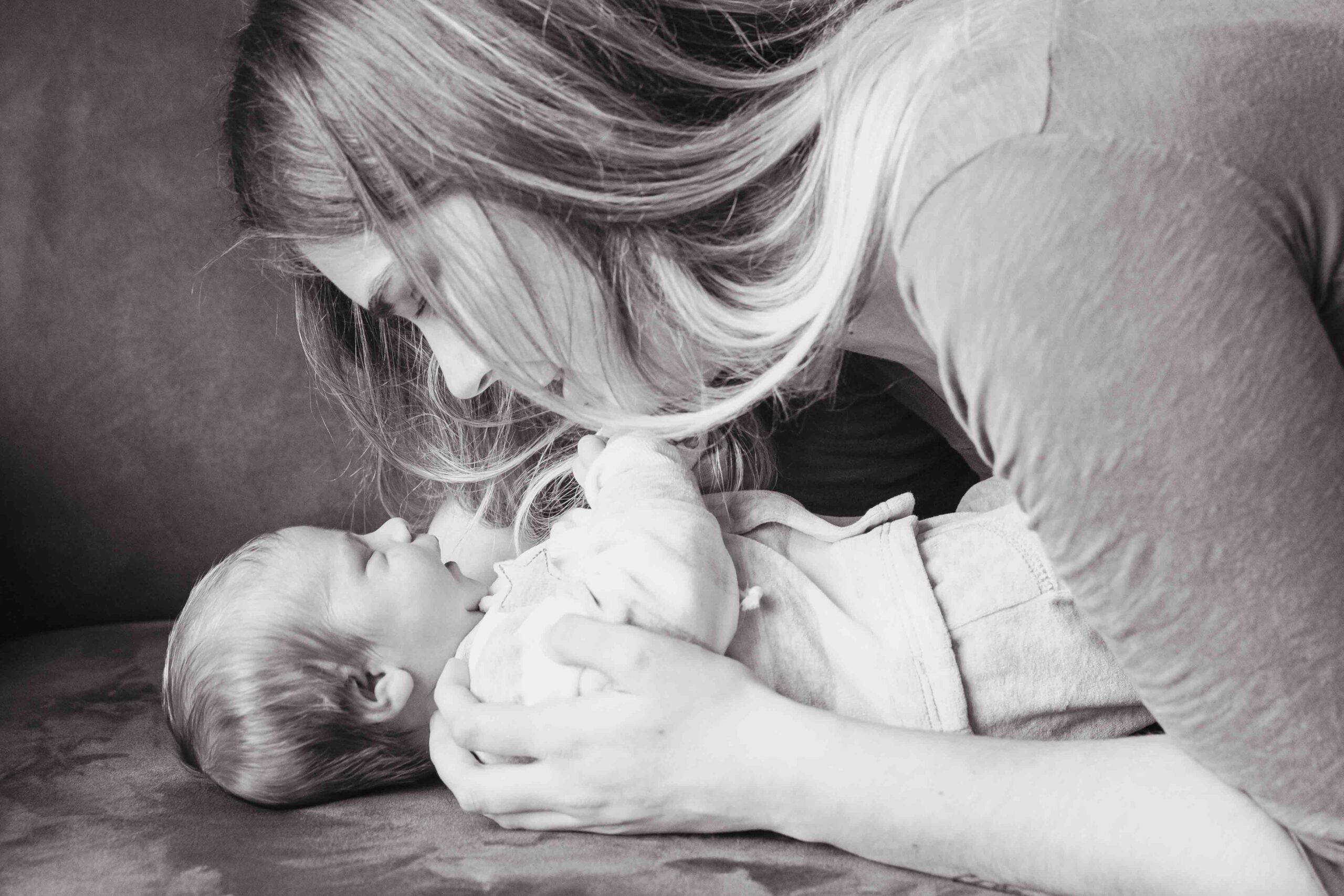 046-newbornfotoshoot-thuis-lifestyle minishoot zwangerschap in studio