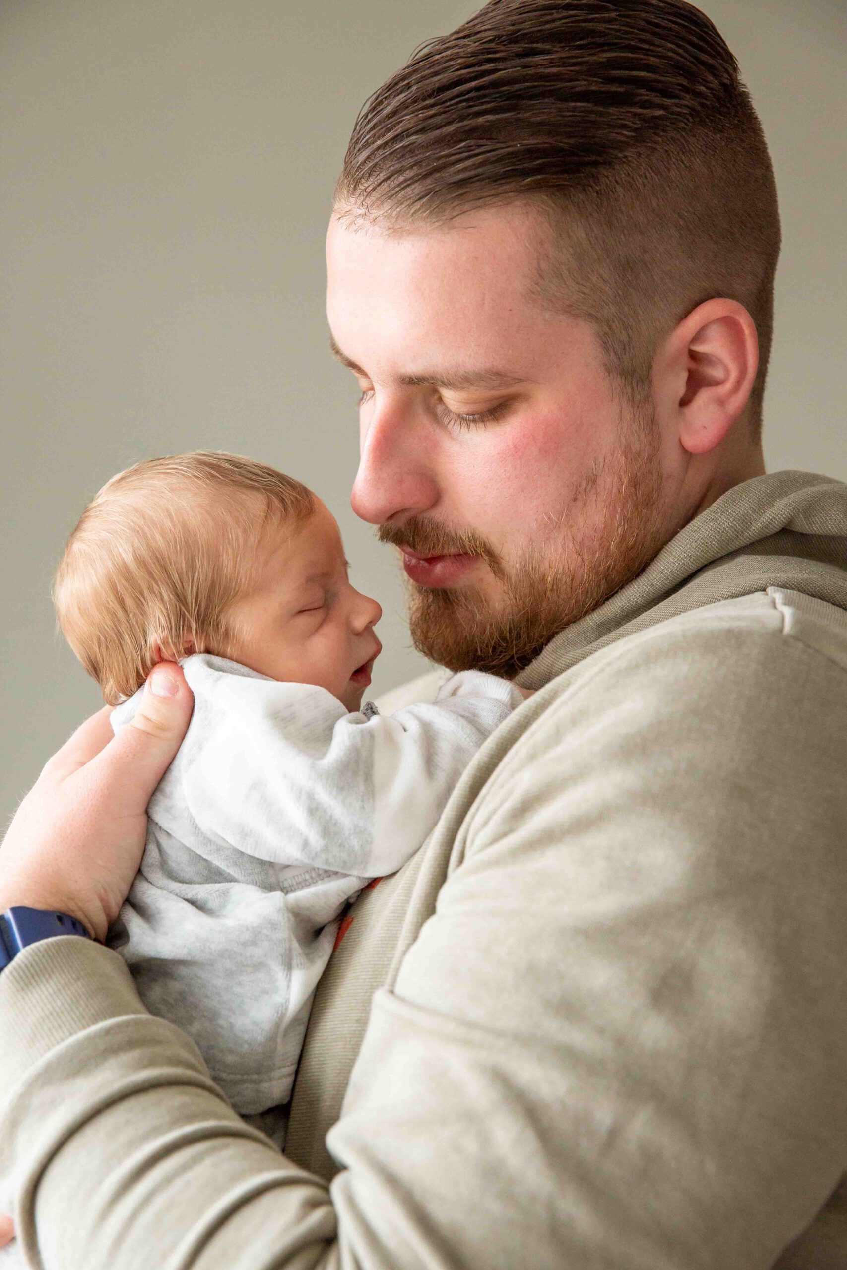 047-newbornfotoshoot-thuis-lifestyle minishoot zwangerschap in studio
