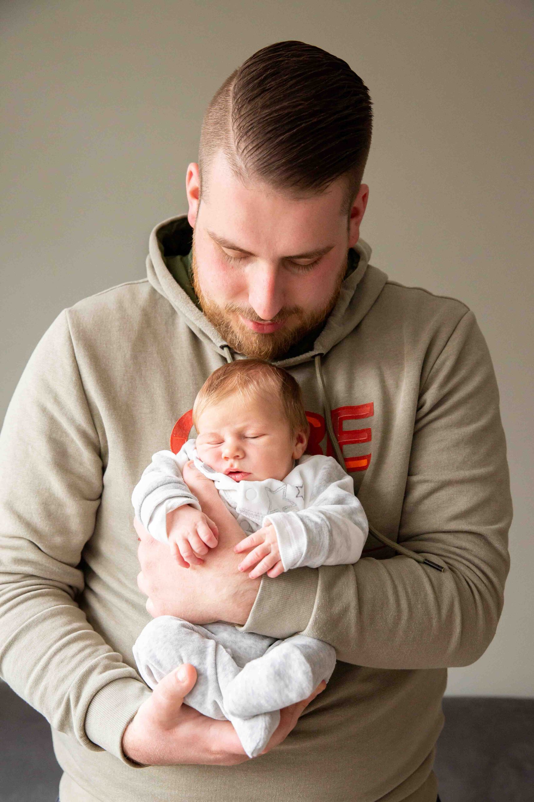 049-newbornfotoshoot-thuis-lifestyle foto van pasgeborene met vader