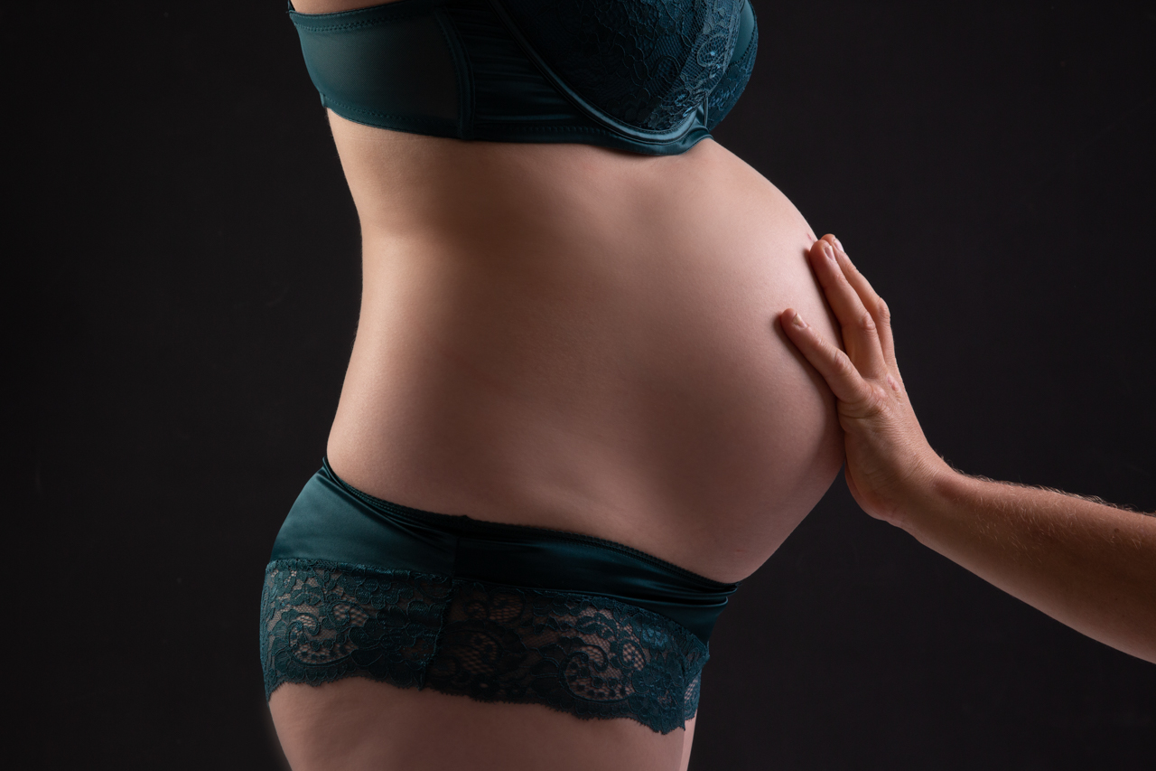 foto van zwangere vrouw in fotostudio
