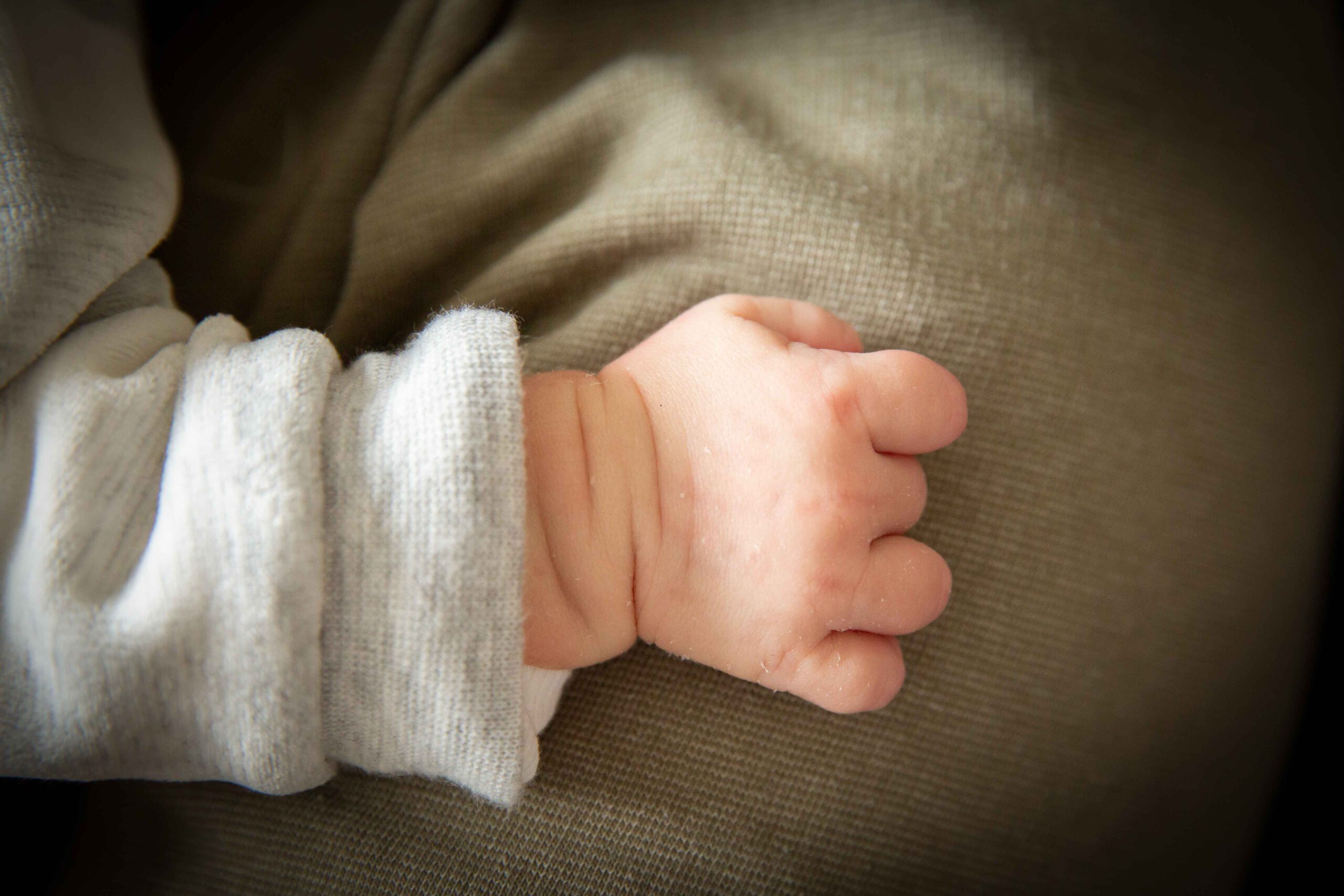 052-newbornfotoshoot-thuis-lifestyle minishoot zwangerschap in studio