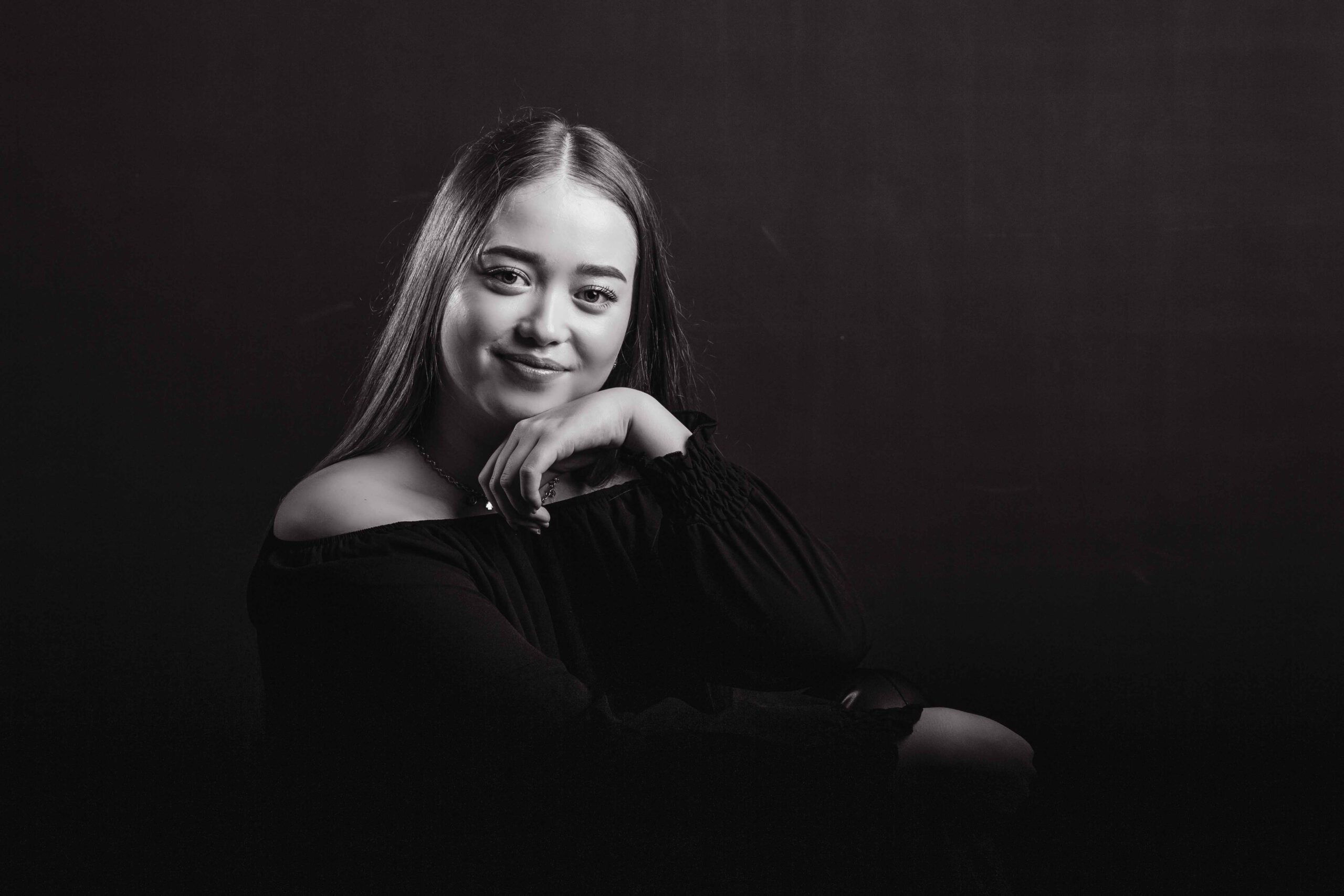 052-portretfotoshoot-fotostudio portretfoto in fotostudio zwart wit
