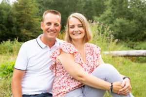 foto van ouders bij gezin fotoshoot klauterwoud