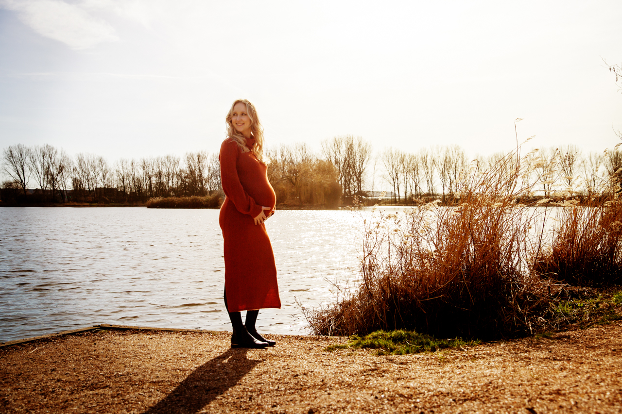 zwangerschapshoot-prinsenbos-naaldwijk-28 portret foto van stel in fotostudio